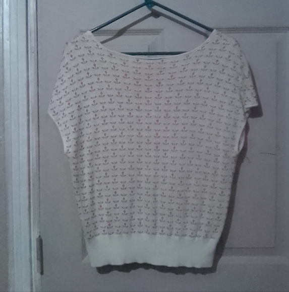 Women's V-Neck Patterned Top - Picture 2 of 3